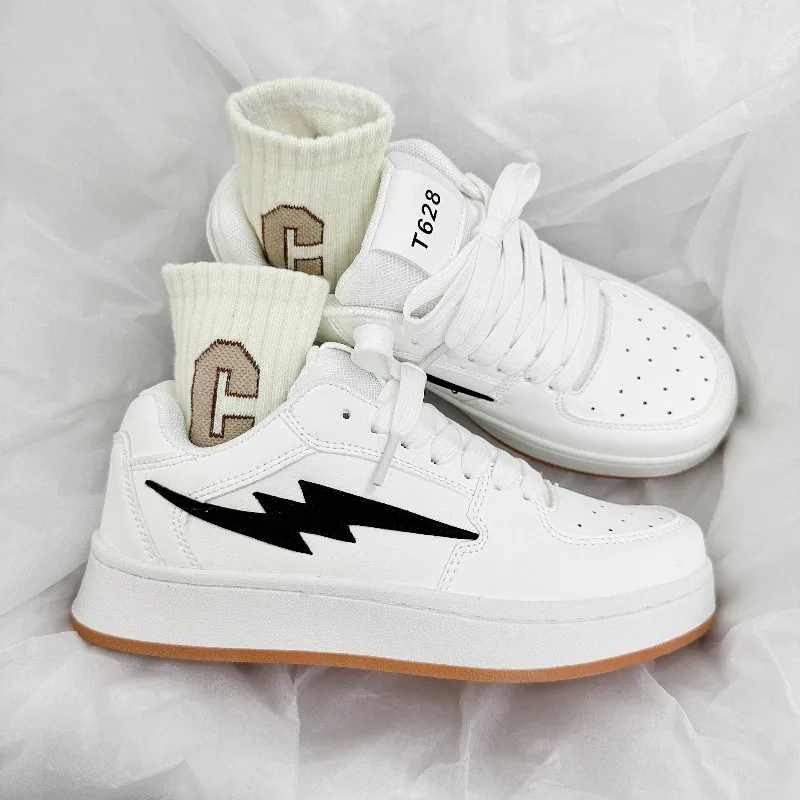 Novos tênis de pão de casal elegantes e modernos