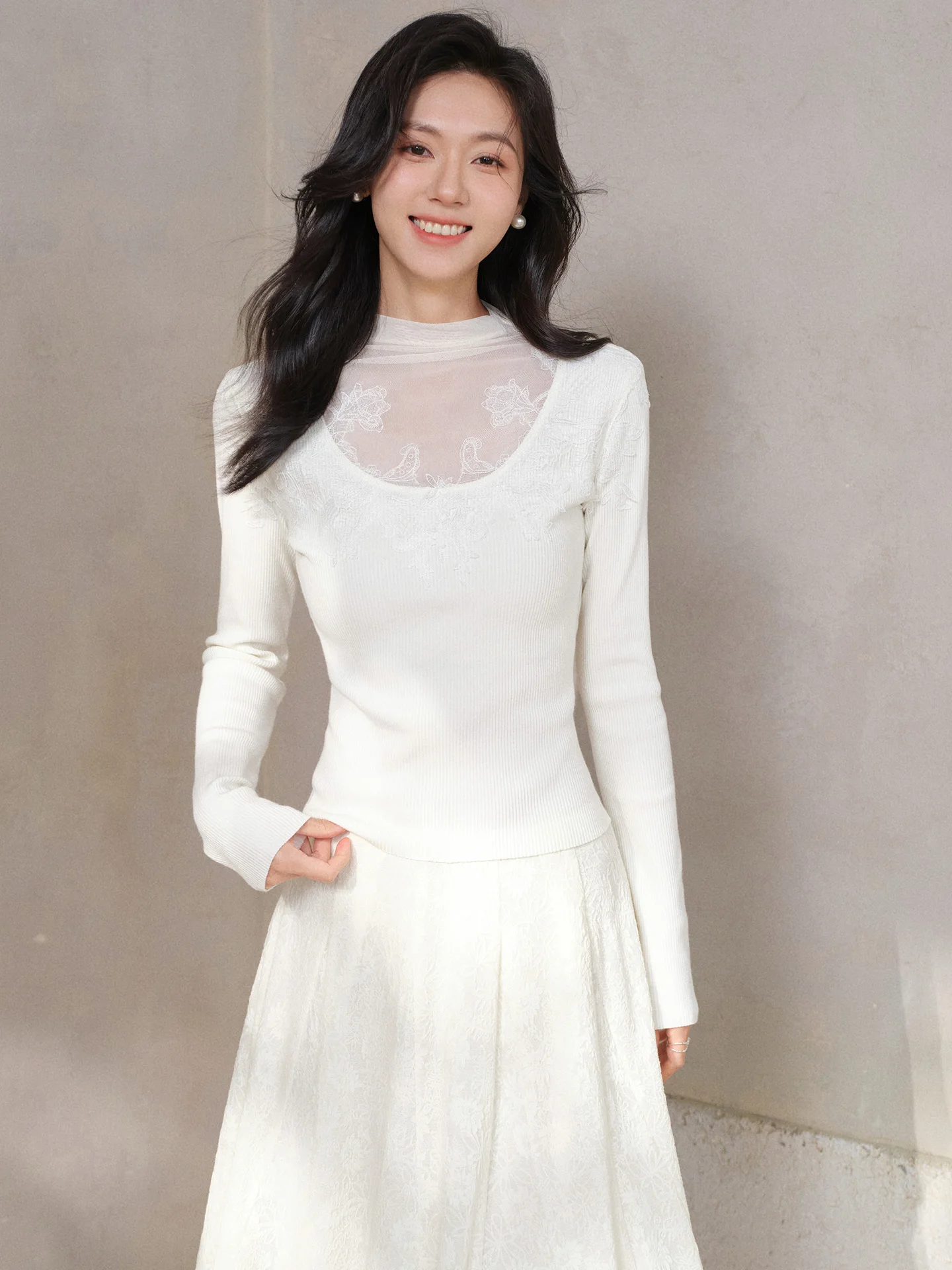 Sukienka z dzianiny z siateczki, damska, zimowa, dopasowana, w kształcie litery A, długa, elegancka, miękka, dzianinowa maxi z prześwitującym dekoltem, warstwowa, szykowna stylizacja.