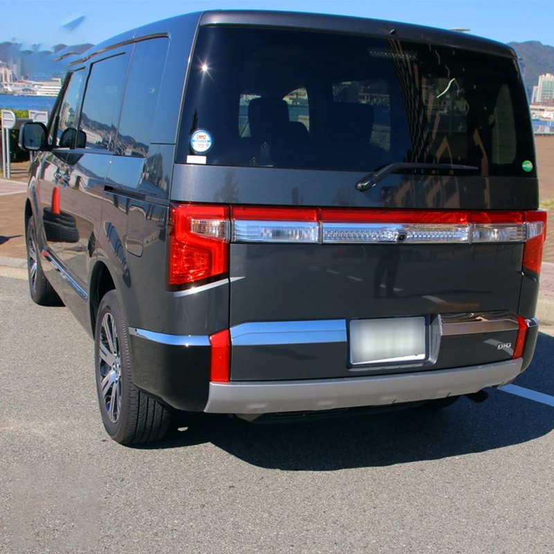 แผ่นติดขอบประตูท้ายรถโครเมี่ยมด้านนอกแผ่นปิดแม่พิมพ์ขอบท้ายรถสำหรับ Mitsubishi Delica D5 2020 2021 2022