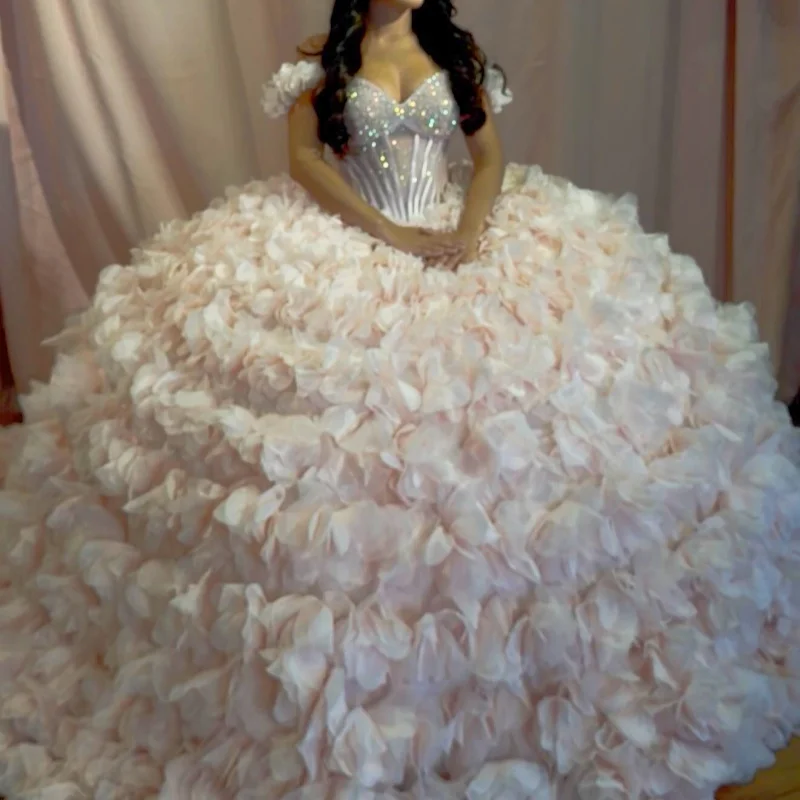 

Light pink Quinceanera Dresses Off the Shoulder Glitter 3D Flower Decal Long tail Vestidoe 15 Quinceanera Customize
