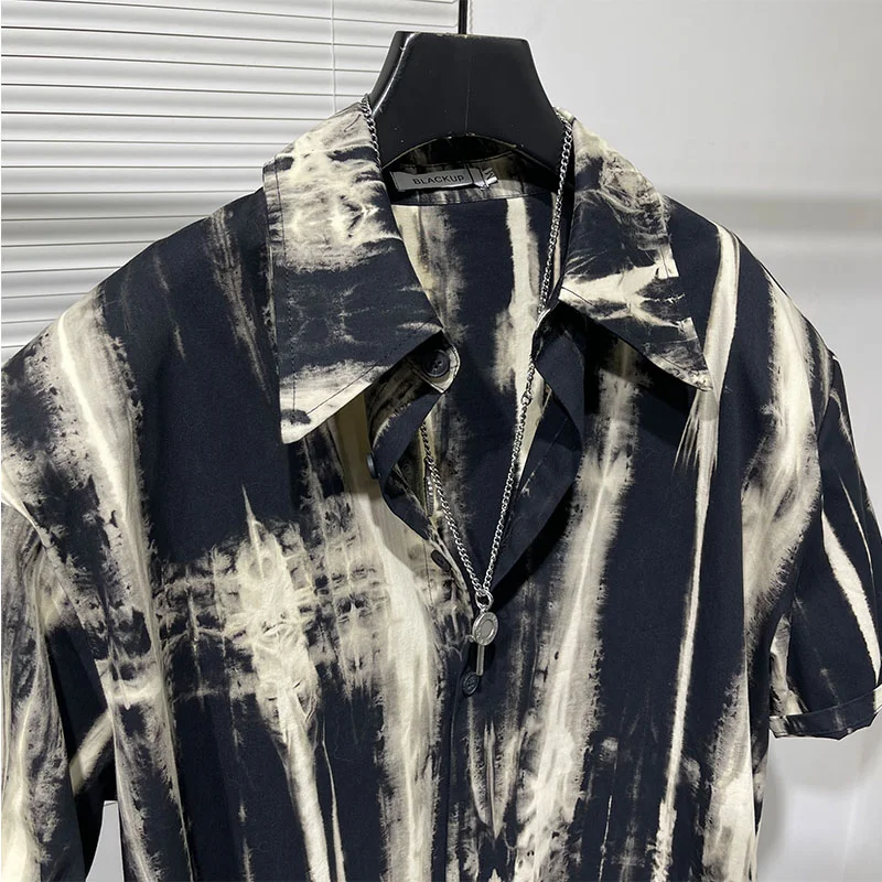 Camisa estampada de tintura de manga curta masculina, estilo punk chique, casual solto, grande, gola com babados, versátil, verão, novo, mais, 2022