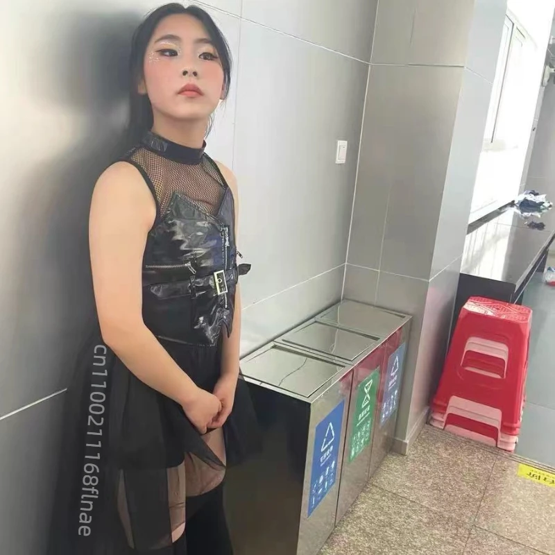Costume da ballo di strada per bambini Abito da spettacolo Garza nera Set in pelle lucida Pista di modello jazz per ragazza stile hip-hop alla moda