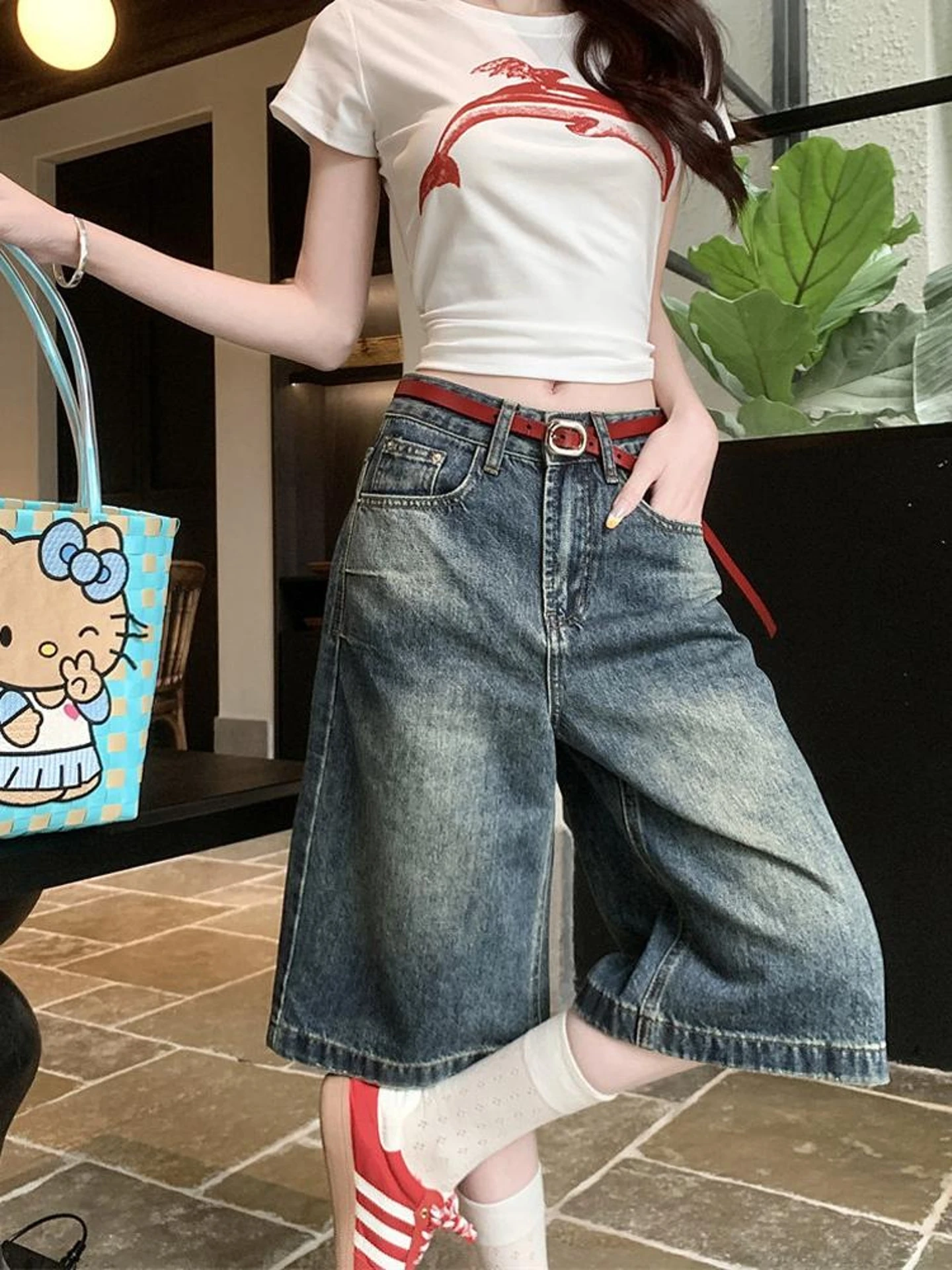 

Retro Style High Waist Distressed Five-Point Women's Jeans Summer 2026 Casual Loose Fit Denim Pants Straight Leg Design