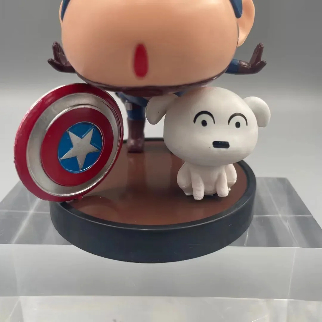 Anime Crayon Shin-chan Cos Capitan America Q Versione Action Figure Modello in PVC Giocattoli bambola Decorazione da scrivania Collezione Regali in scatola