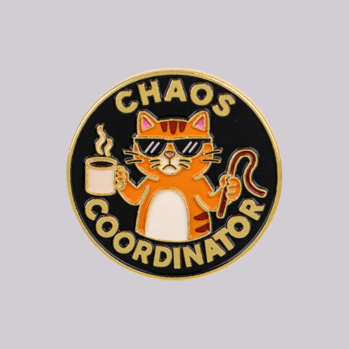CHAOS COORDINATOR Emaille-Pin, niedliche Katzenbrosche, Anstecknadeln, Abzeichen für Rucksack, Kleidung, Accessoires, lustiger Schmuck, Geschenke für Freunde