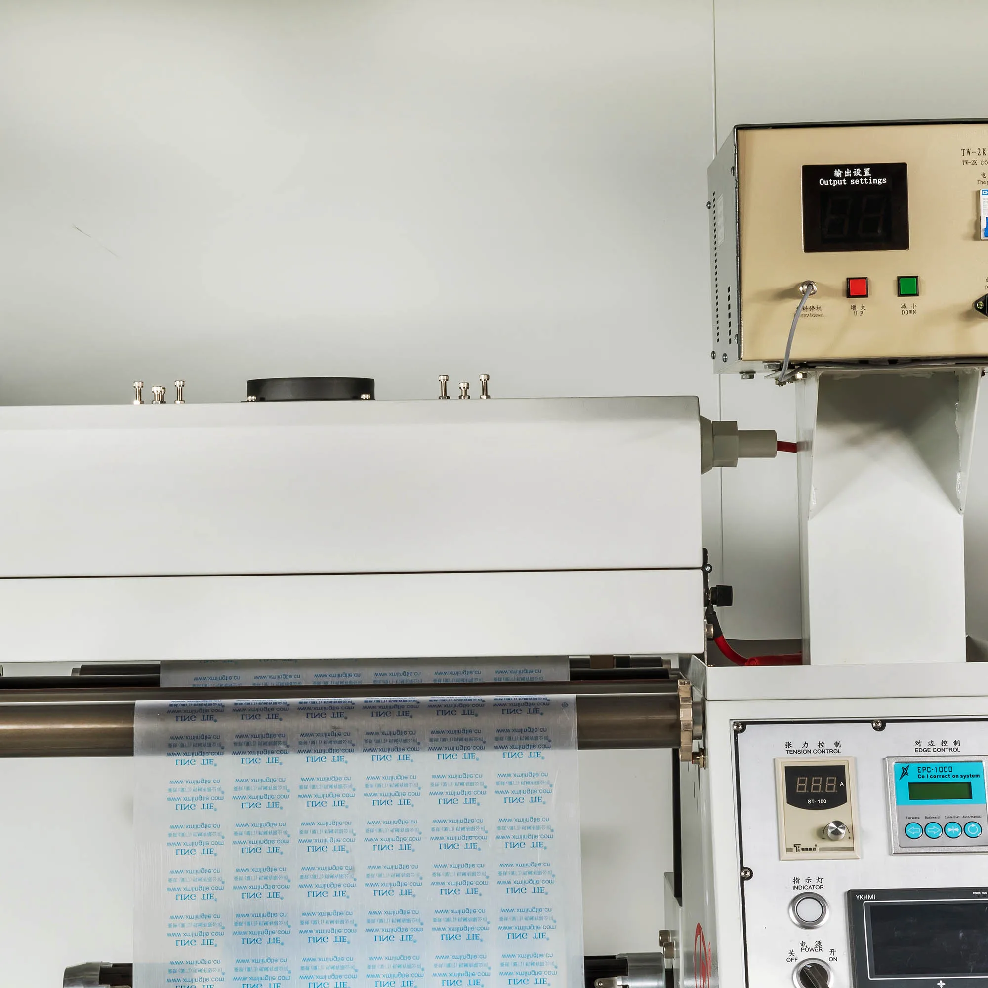 Máquina de rebobinamento automático com tratamento Corona