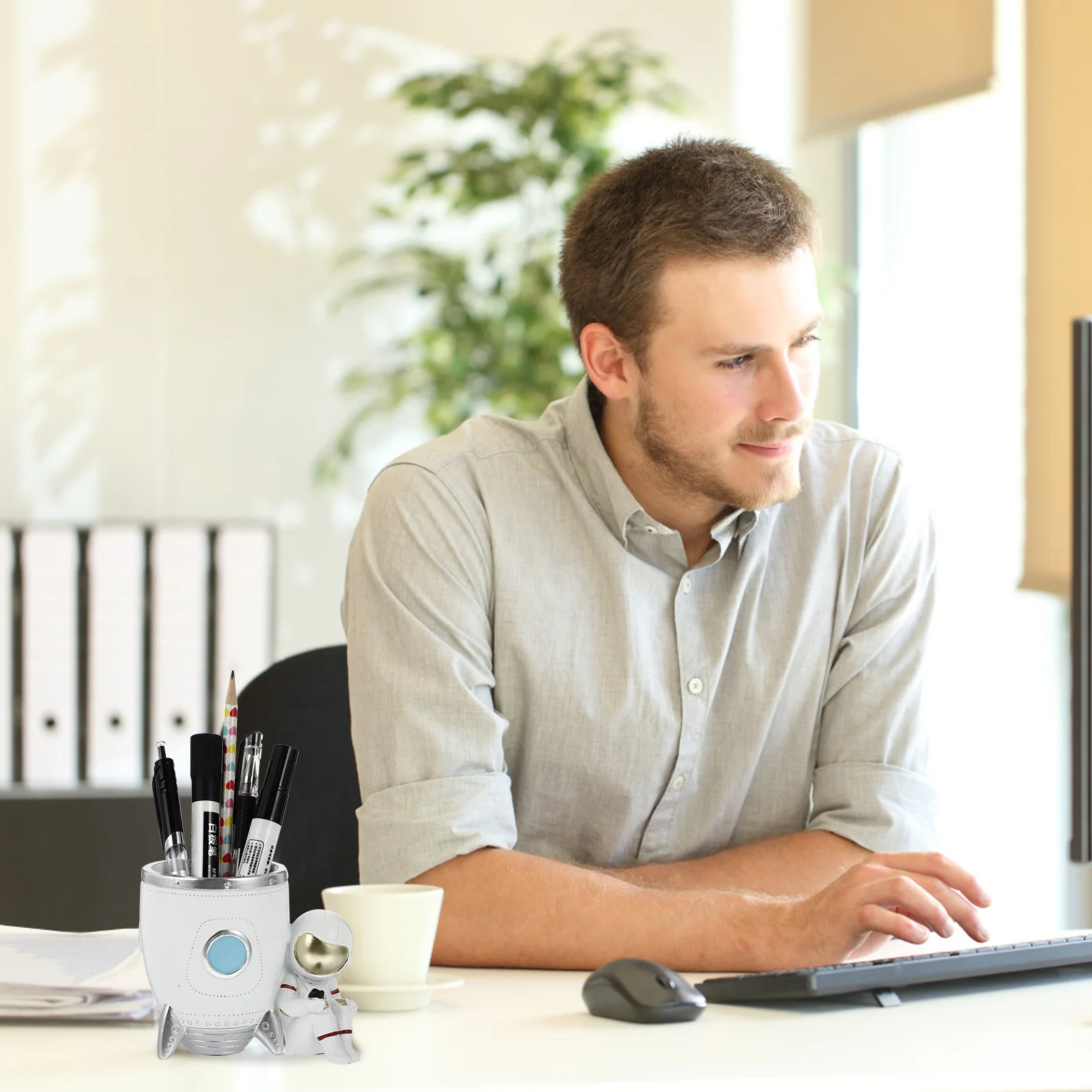 

Resin Astronaut Rocket-Design Pen Holder Desktop Stationery Organizer Practical Decorative Gift Resin Pen Holder