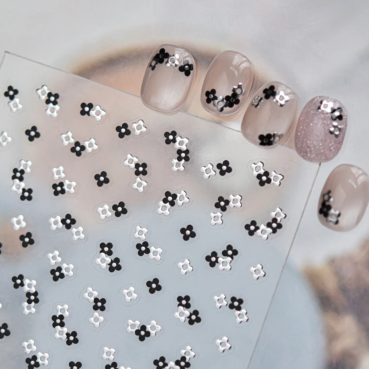 Black White Dual Color Four-Petal Flower Metal French Tip Mi