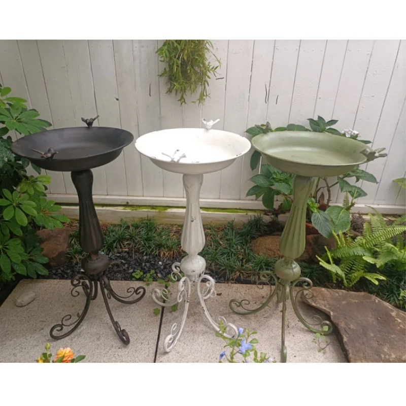 cortile-della-villa-in-ferro-battuto-s-piedi-due-mangiatoie-per-uccelli-vasca-da-bagno-per-uccelli-b-b-vaso-per-alimenti-per-uccelli-supporto-per-fiori