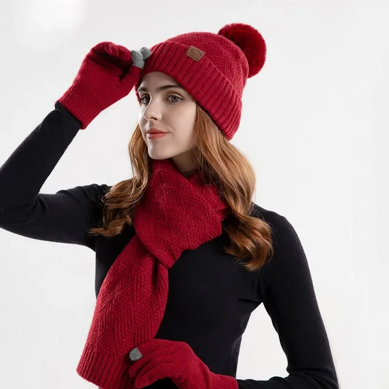 Conjunto de gorro y bufanda de Invierno para mujer, conjunto de guantes de pantalla táctil, gorro forrado de lana de punto cálido, gorra de bola de piel con etiqueta de cuero, 3 piezas por juego