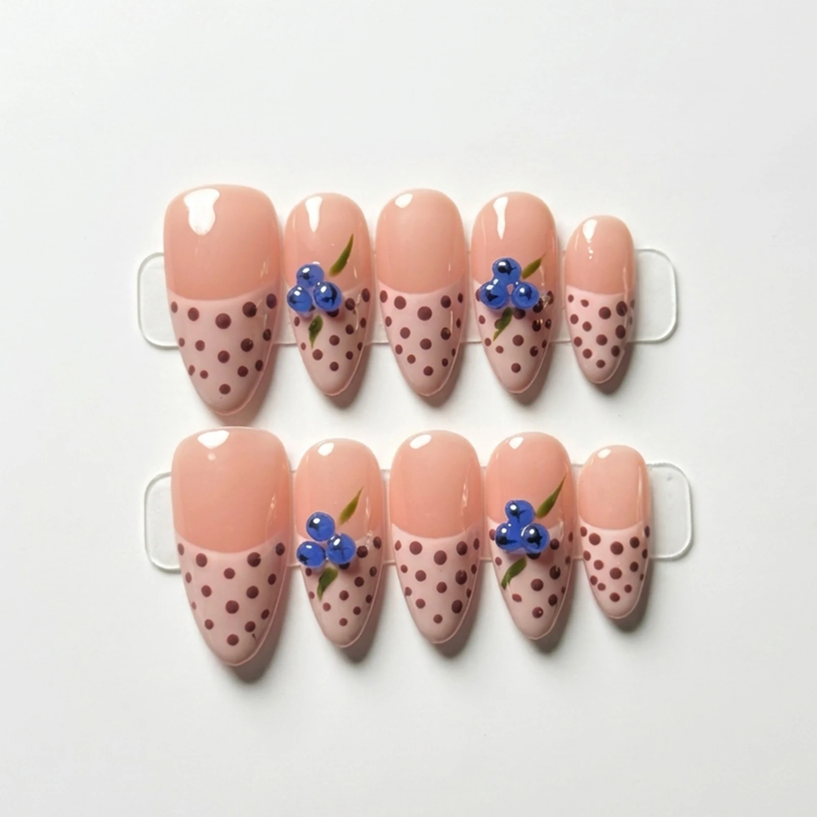 Handgefertigte Press-On-Nägel 3D Blaubeer-Kunstnägel Mittellange Mandelform Nagelkunst mit französischen Polka-Dot-Designs Damen-Kunstnägel 10 Stück
