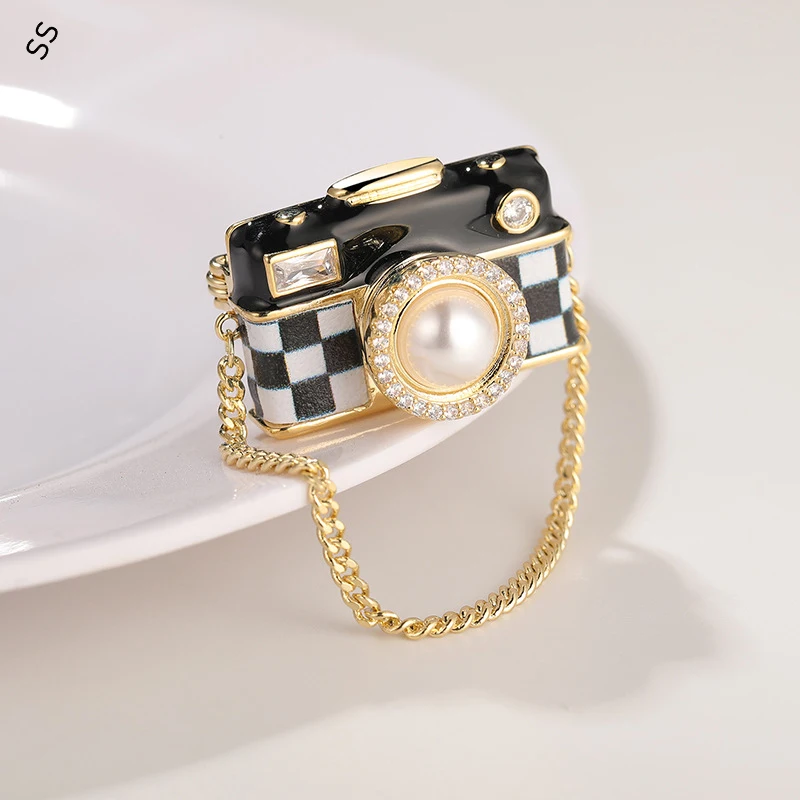 Personality Fashion Chain Camera Brooch Small Cute Cardigan Coat Ppin Pearl Decoration Garment Accessories Gold Metal Ornament