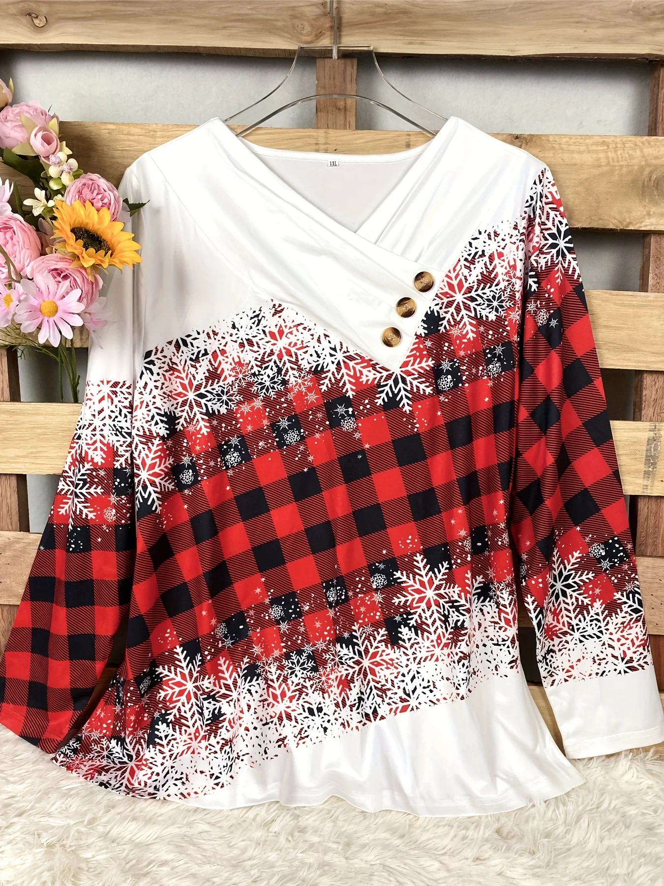 Damen-Weihnachtsshirt in Übergröße mit Karomuster und Schneeflocken-Print, 3/4-Ärmel, Rollkragen, Knopfdetail, lässiges T-Shirt – Detail 8