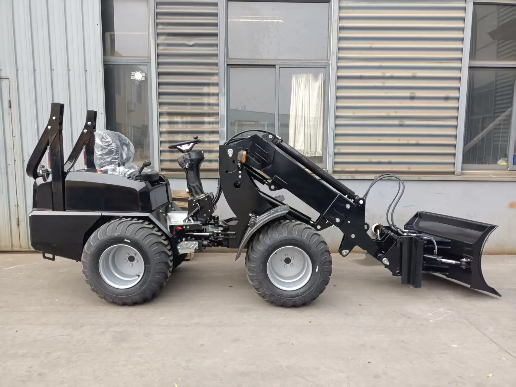 

KZL918 Telescopic Boom Loader 800kg Load 2100kg Net Weight Shock-Absorbing for Construction Site Loading Backfilling