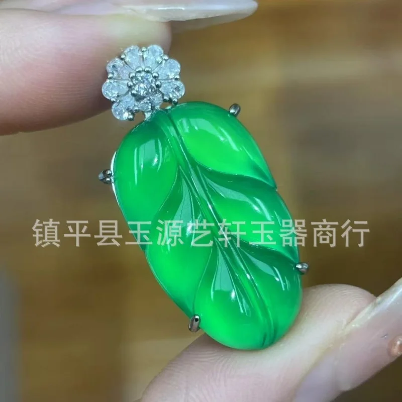 A-grade chalcedony pendant, new model, golden branch and jade leaf design, high-quality ice emperor green, meticulously inlaid w