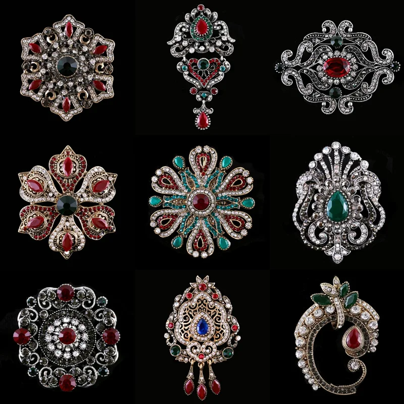 Retro Court Style Luxury Brooches for Women Vintage Metal Crystal Hollow Badge Pin Men Women Suit Coat Corsage Accessory