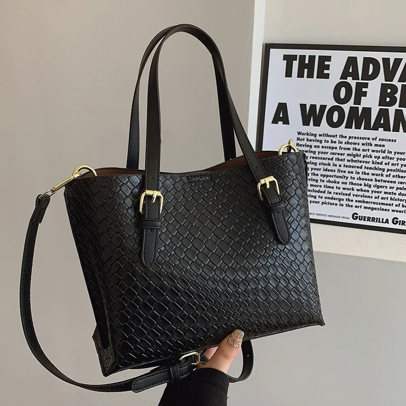 دلو Globe-Trot لعام 2025: حقيبة حمل منسوجة فنية بسيطة ثلاثية الاتجاهات للتنقل/الترفيه مع نظام تخزين أحادي اللون جاهز للتكنولوجيا