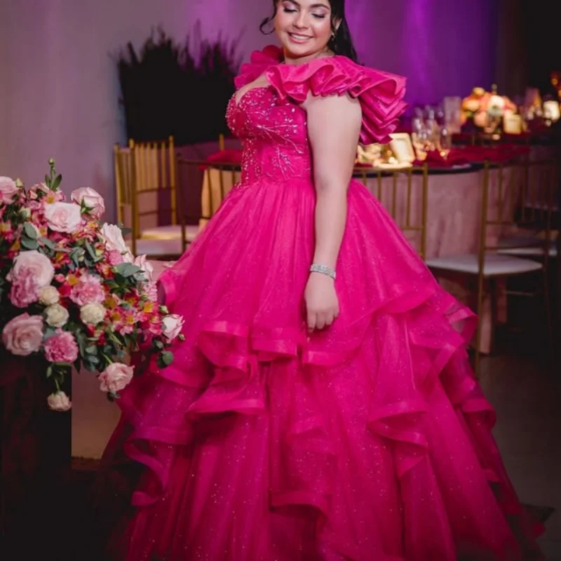Vestido Rosa Pink Off-Shoulder com Cristais e Glitter, Camadas de Renda, Cauda Longa, Vestido de 15 Anos Personalizado