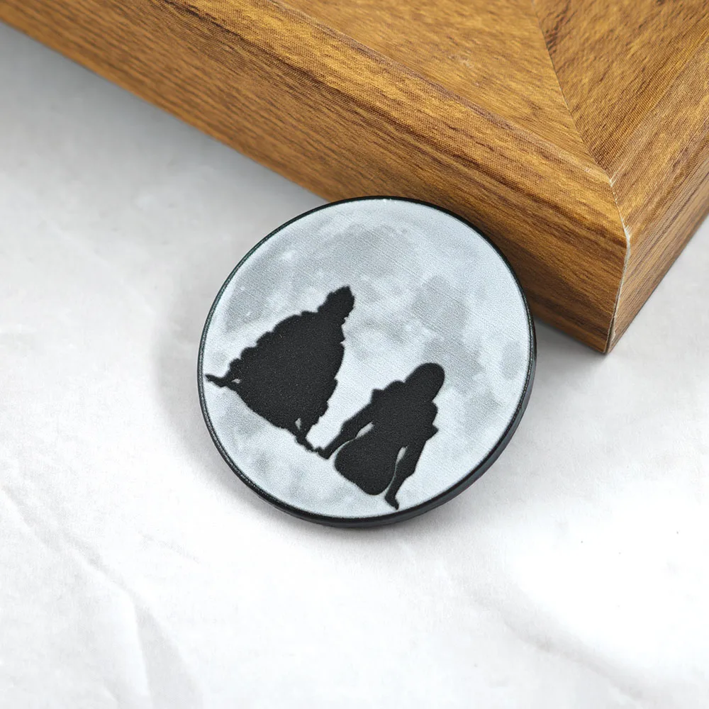 Punk-Edgerunners Brosche David Lucy Mondlicht-Silhouette Metall-Abzeichen Vollmond Emaille-Pin Gamer-Fan-Geschenk – Detail 7