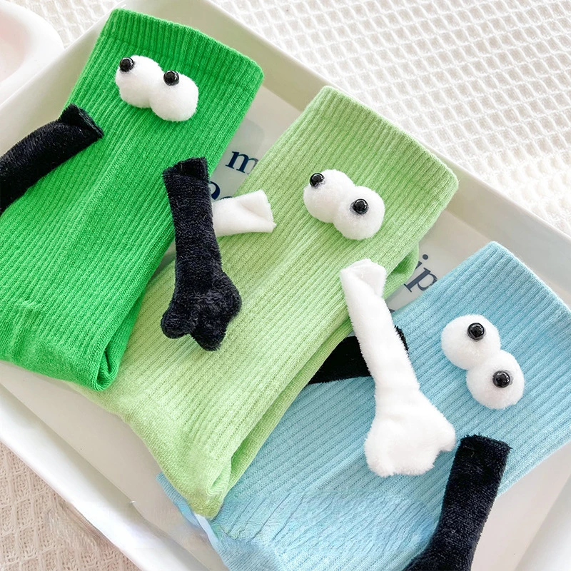 1/2/3 paia di calzini magnetici con le mani donna uomo moda nero bianco divertente multicolore occhi di cartone animato coppia calzini a tubo medio
