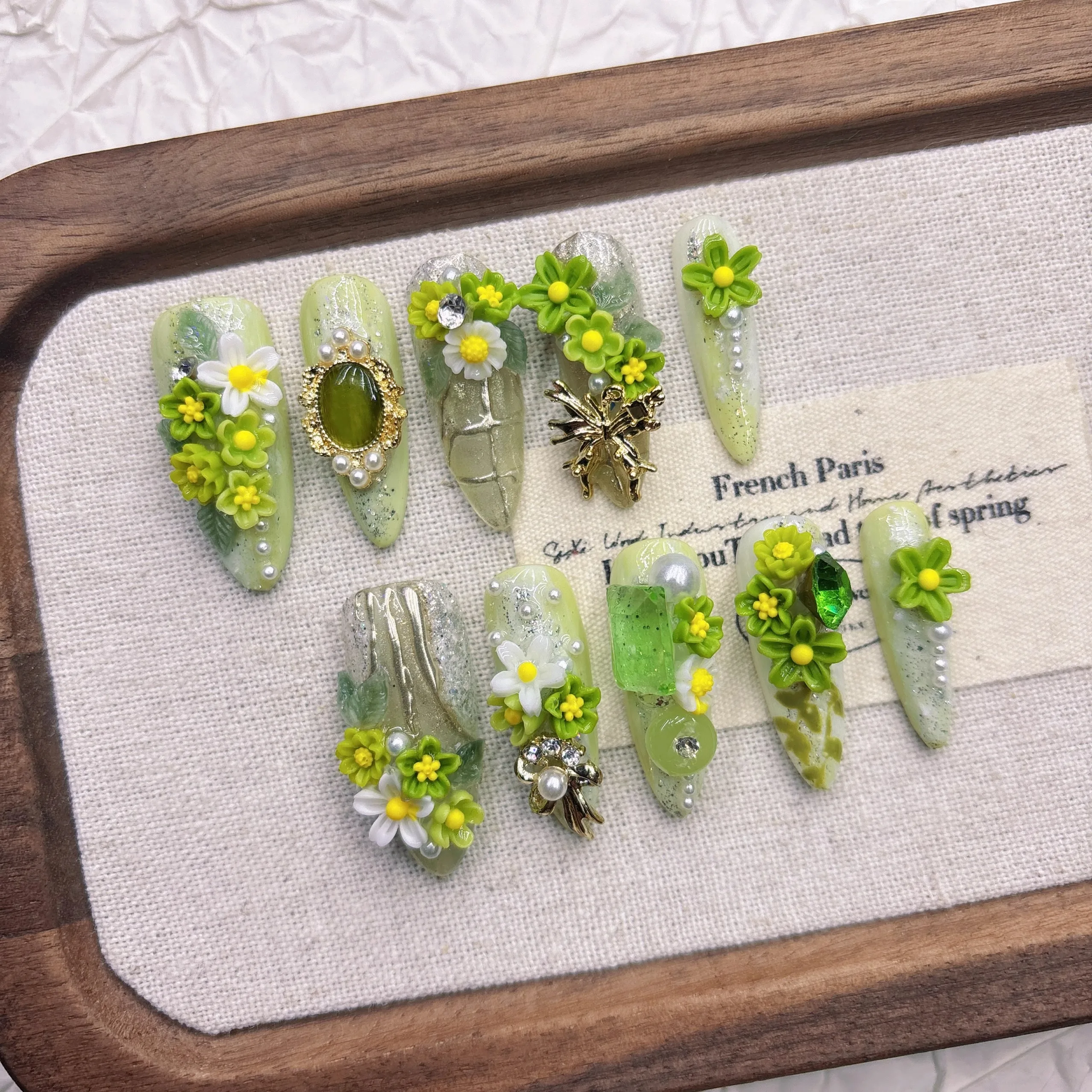 เล็บกดบนเรซินเป็นมิตรกับสิ่งแวดล้อม - ดีไซน์ลายดอกไม้ในฤดูใบไม้ผลิพร้อมไข่มุก คริสตัล และสําเนียงโลหะ สไตล์ฝรั่งเศสเก๋ไก๋สําหรับการออกนอกบ้าน