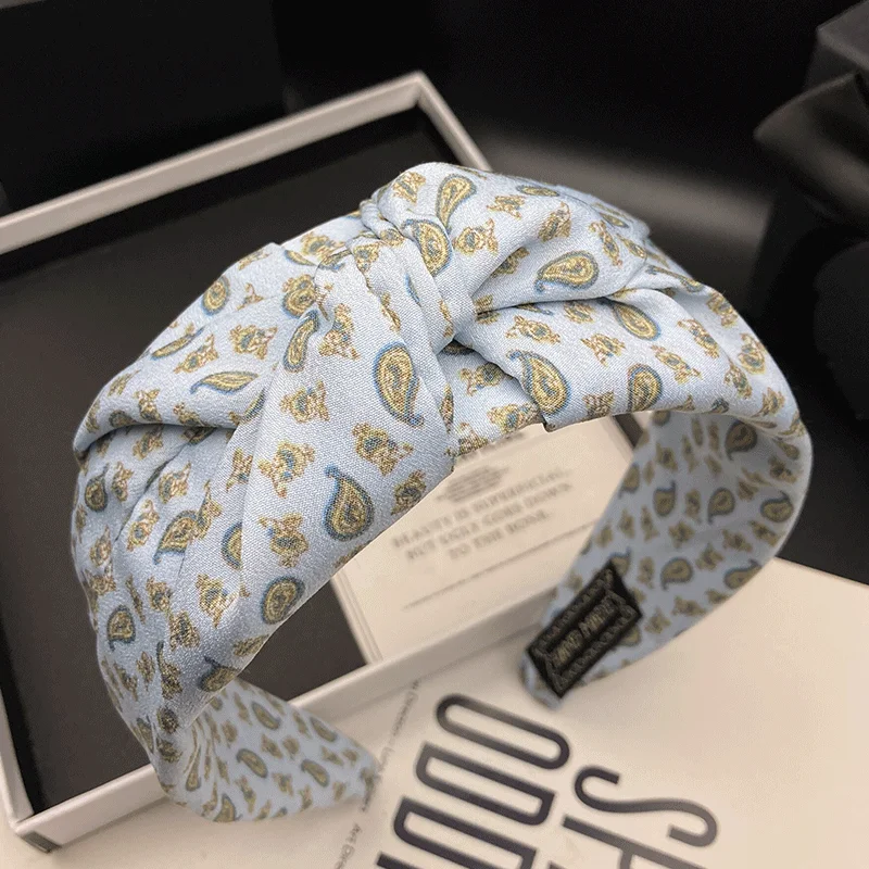 

Light blue fabric printed hairpin headband for women, with a raised skull and a versatile head accessory for outdoor activities.