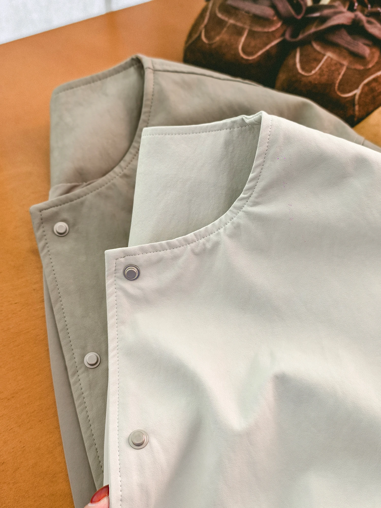 滑らかなプロテインレザーコート、ラウンドネック、ボタンダウン、春の新作カジュアルウェア、ショート丈、無地、レディースアウター