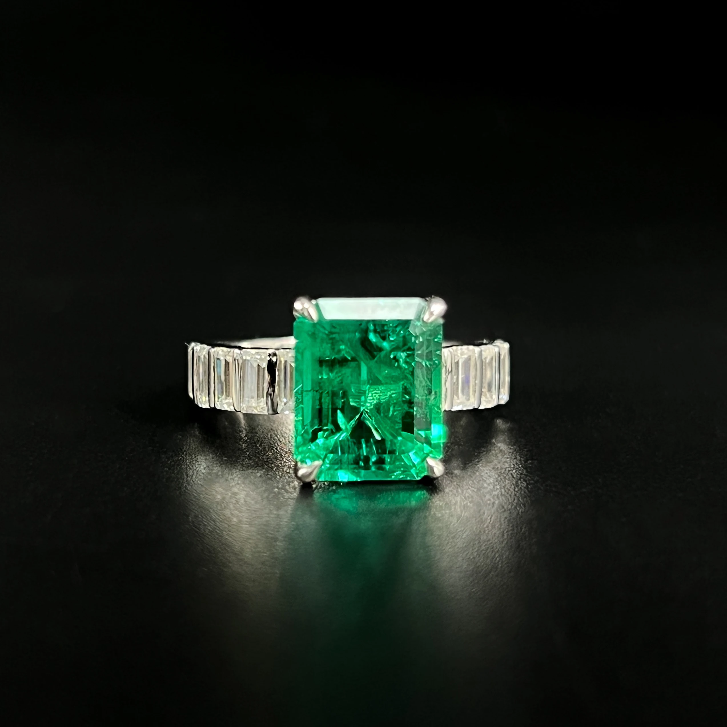 

S925 sterling silver, high-end feel, cultivated emerald, moissanite ring. Stylish and versatile ring.