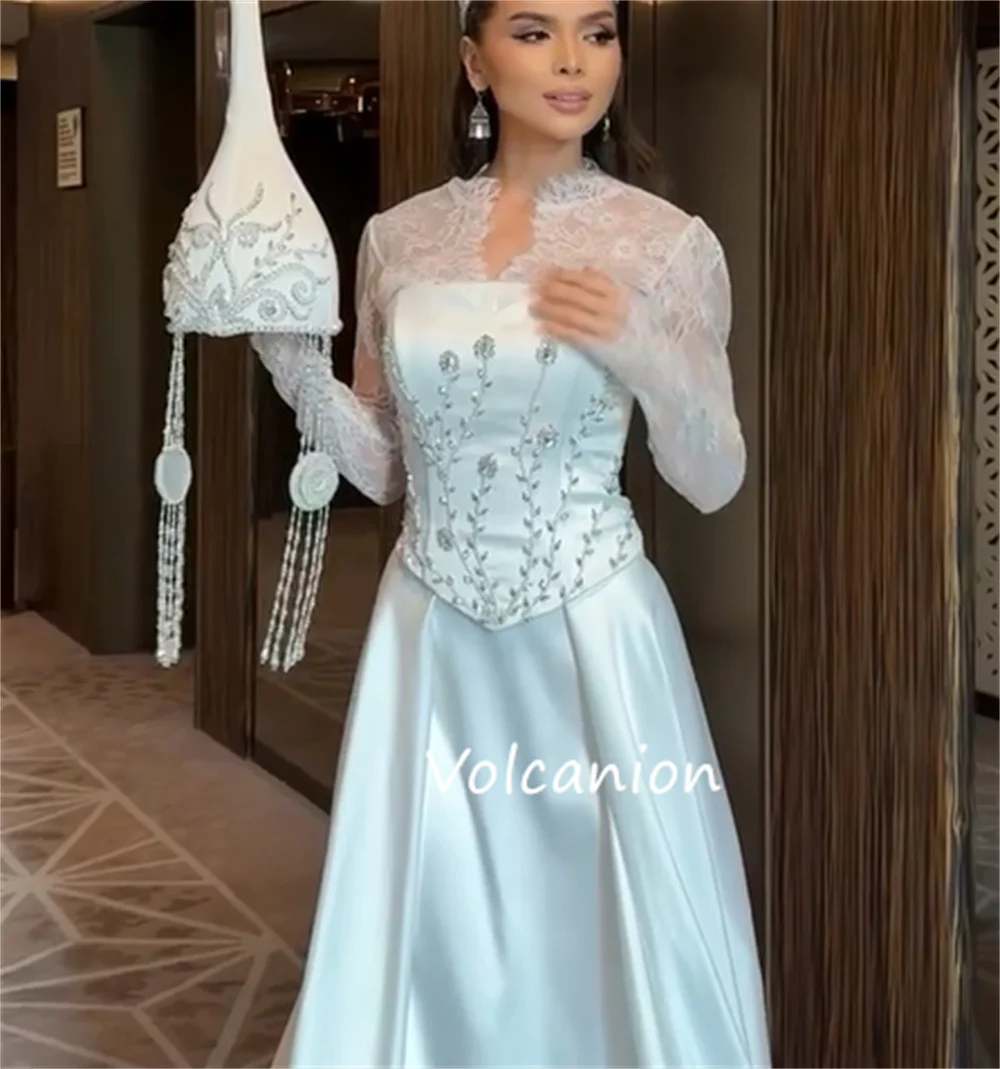 فساتين طويلة مخصصة بطيات Charmeuse أنيقة ومزينة بالترتر ورقبة على شكل حرف V مناسبة حسب الطلب كلاسيكية