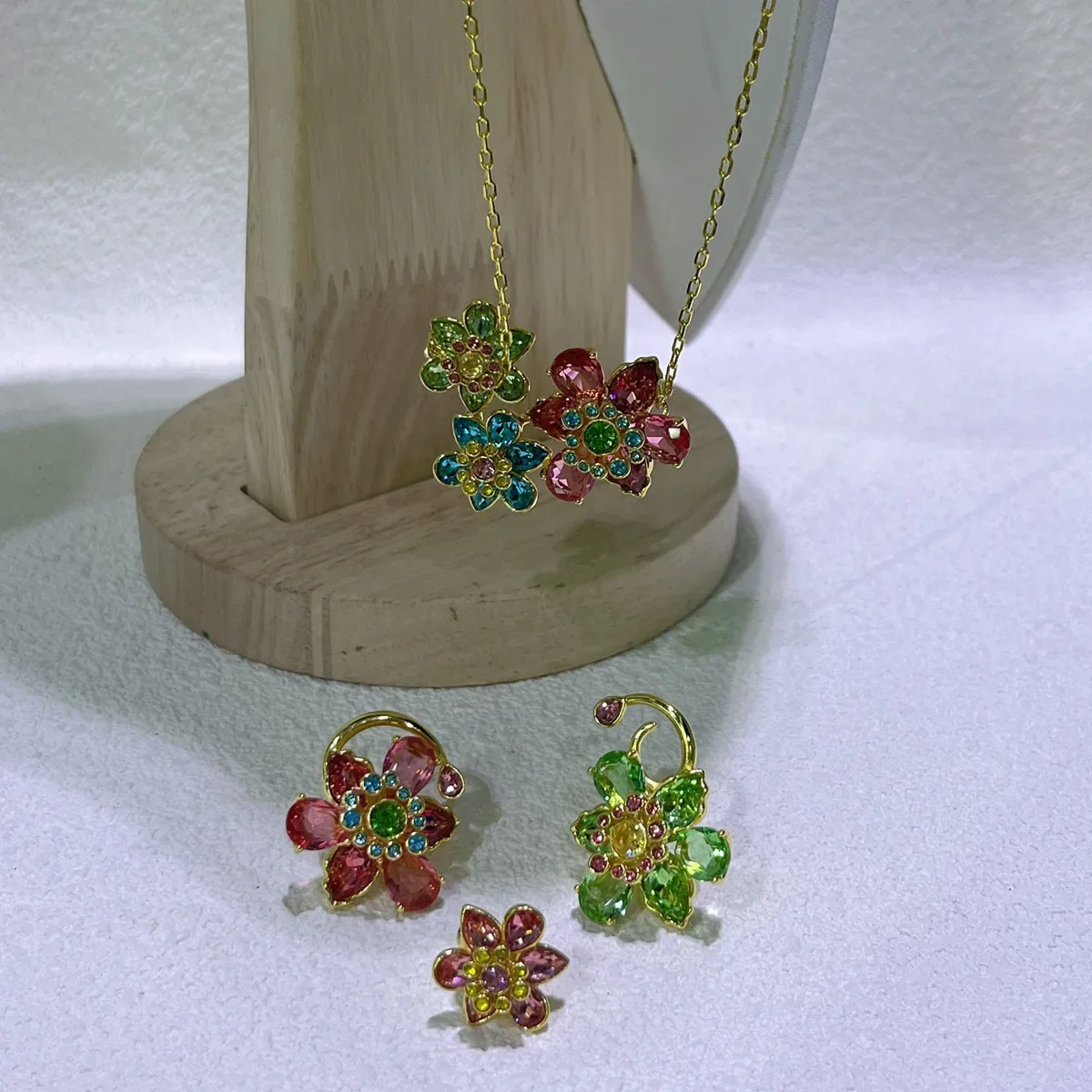 Originele sieradenset nieuwe kleur bloem kristal boetiek onregelmatige oorbel prachtige ketting ring armband huwelijkscadeau voor vrouwen