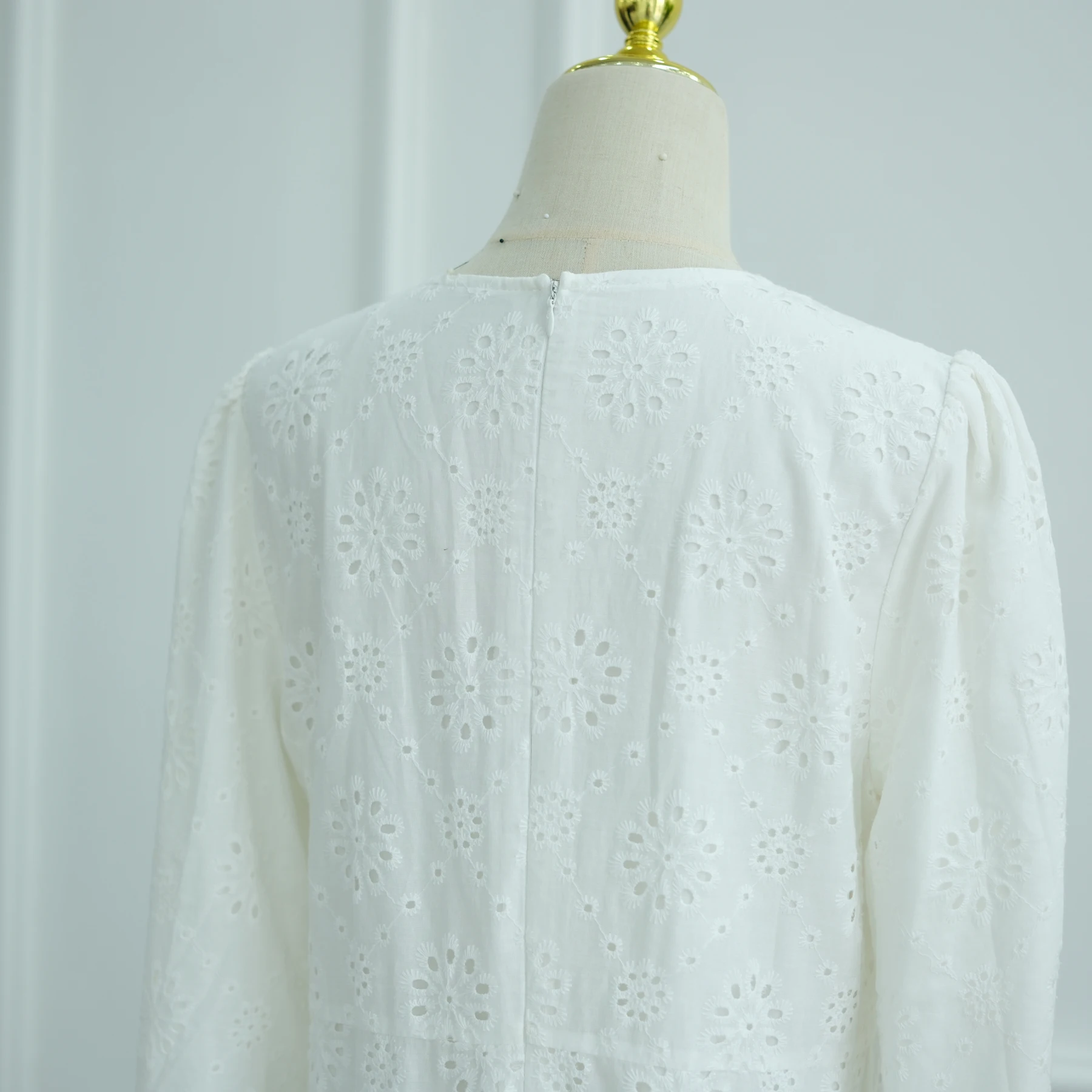 魅力的なアイレットコットンレースのムスリムロングワンピース、長袖裏地付きアバヤドレス、イブニングパーティー、ラマダン、ヒジャーブ、イスラム服