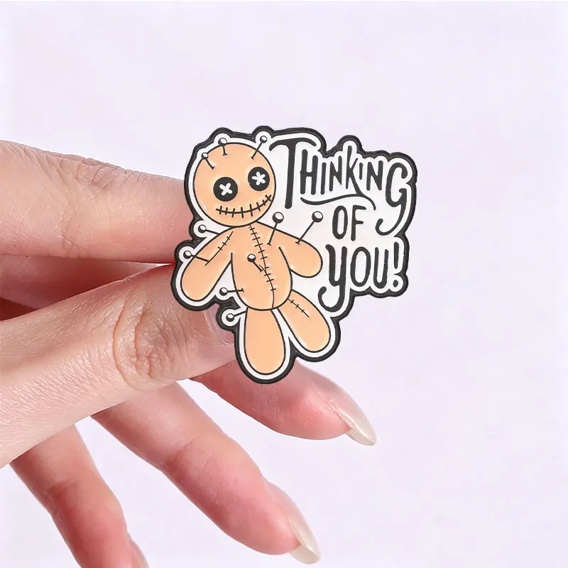 �Noch immer mit Puppen spielen“ – Voodoo-Puppe, sarkastisches Sprichwort, Emaille-Abzeichen, Metall-Anstecknadel, Brosche für Jeans, Reversdekor, Geschenk für Freunde. – Detail 8