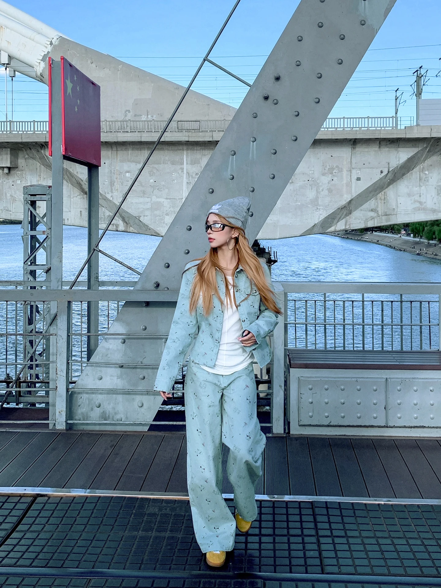 

Модный женский комплект из джинсовой куртки с принтом и широких брюк для осени и зимы, повседневный уличный стиль