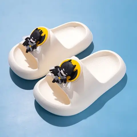 DC Tecknad Anime Batman Modepersonlighet och Mångsidiga Söta Tofflor Sommar Herr och Dam Inomhus Bad Halkfria Tofflor 10 best sales Batman-skor - №7