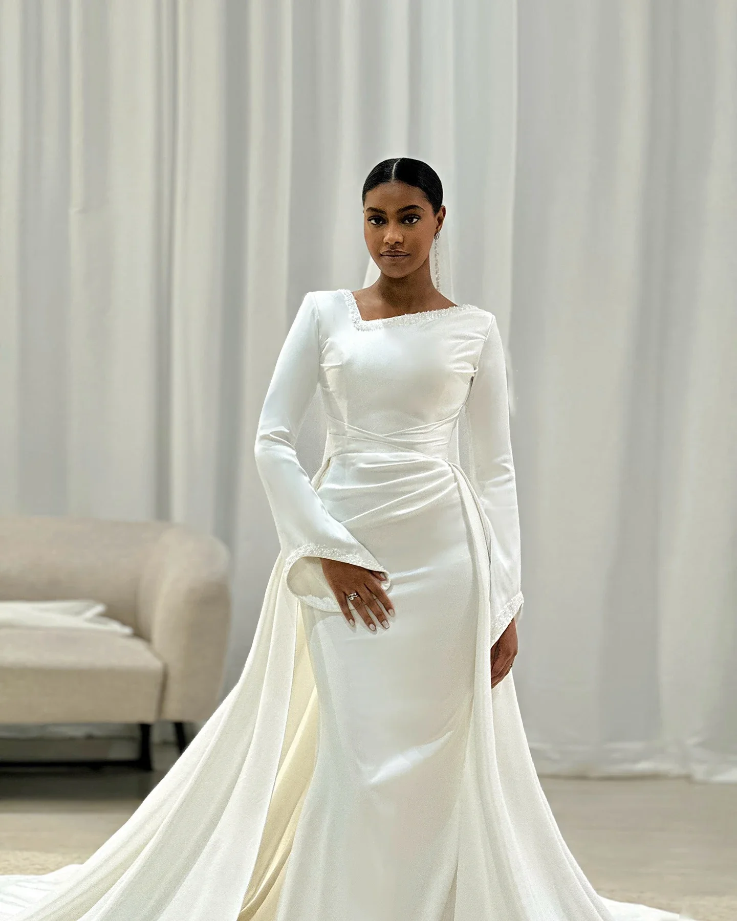 

Custom Made Popular Long Sleeves Unique Neckline Satin Mermaid Wedding Dresses With Detachable Train Vestido De Noival