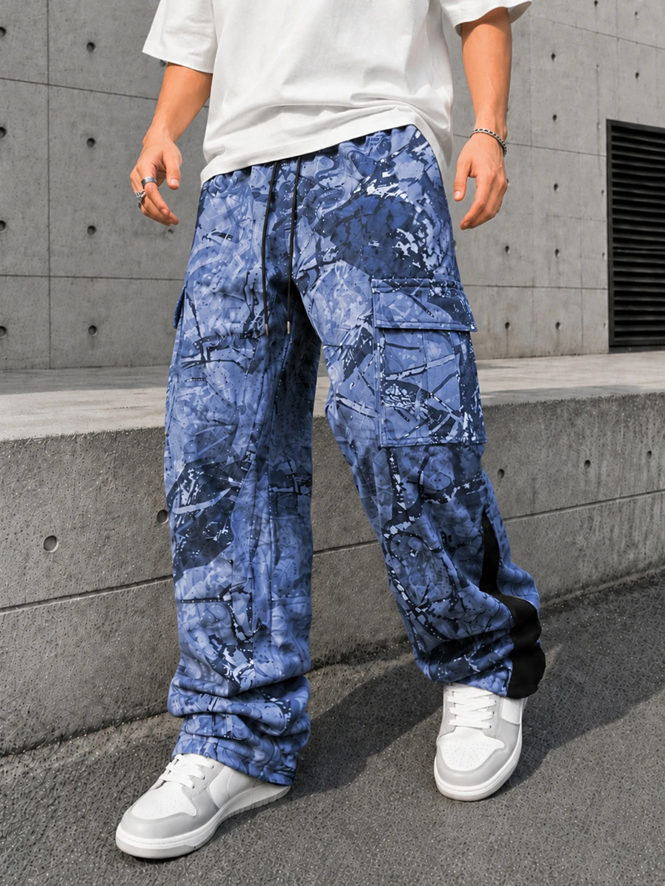 Herren Cargo-Hose mit abstraktem Blau-Print, mehreren Taschen, weitem Bein, Kordelzug in der Taille, lässige Streetwear-Utility-Hose – Detail 3