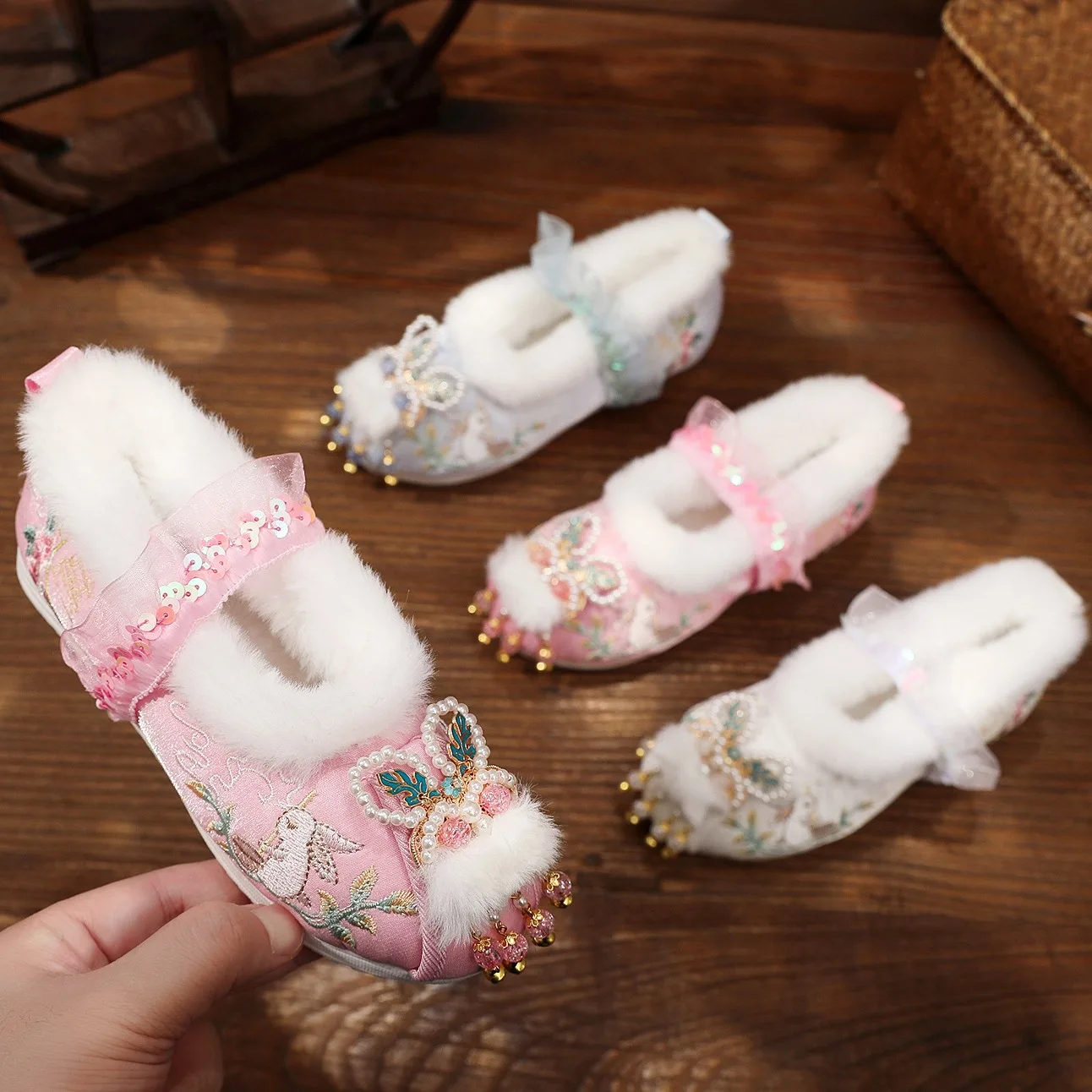 

Детские туфли в старинном стиле для девочек, шерстяные, хлопковые, с цветами и жемчугом, ручной работы, для танцев в стиле Ханьфу, вышитые