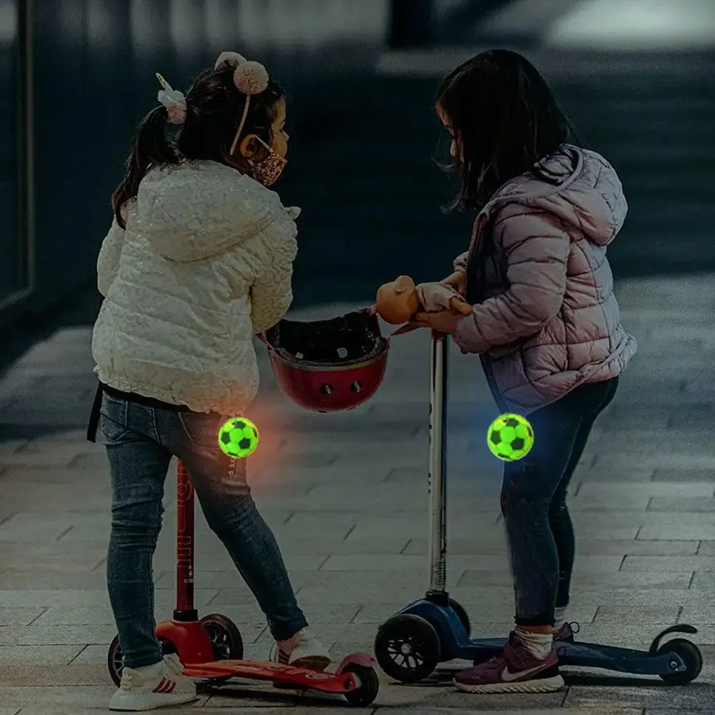 10PCS Portachiavi riflettente da calcio per bambini Portachiavi di sicurezza notturno per borse Zaino Riflettore pendente per cose Traffico S M2J6