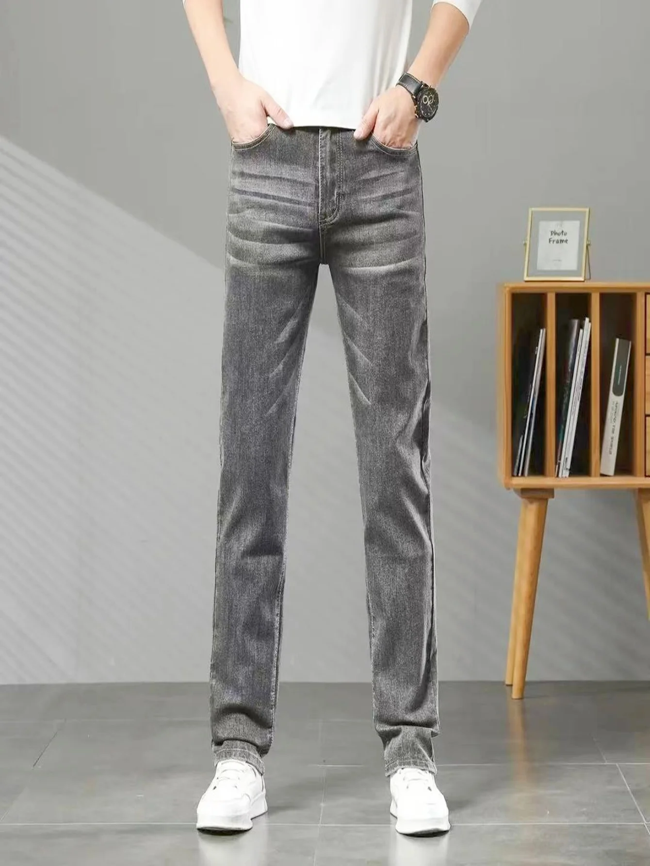 

Мужские джинсы в стиле стритвир, серые, зауженные, минималистичные, однотонные, без аксессуаров и ремней.