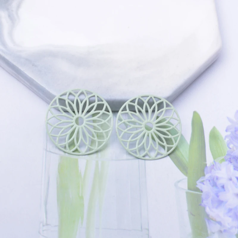 50 Stück AB3426 24mm Messing, silber- und goldfarben lackiert, runde Blumenanhänger, hohle Charms für Ohrringe, Anhänger, Schmuckzubehör, Ohrringzubehör – Detail 12