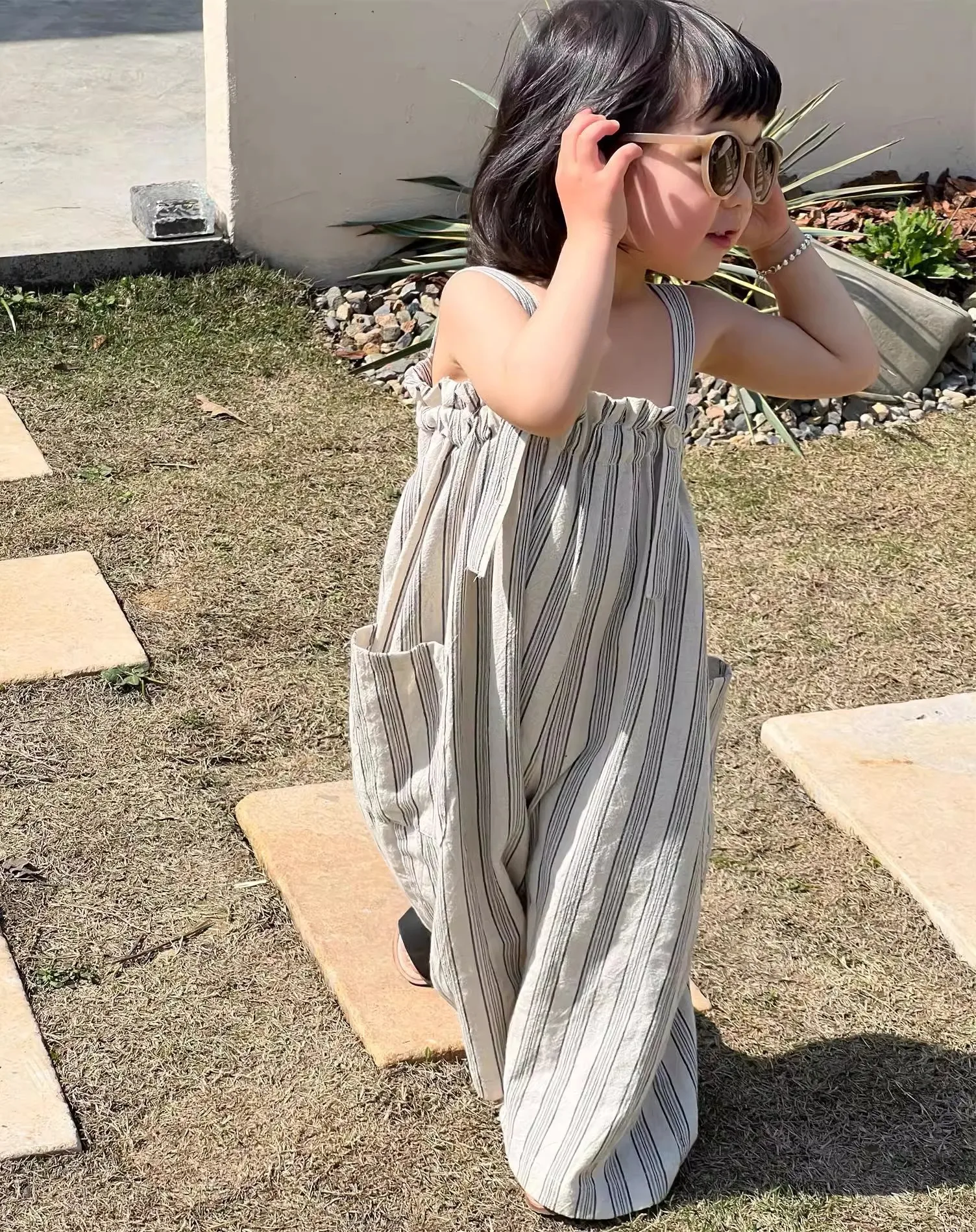 الفتيات العمودي مخطط ثنائي الجيوب بذلة الأطفال السراويل 2025 الزي الصيفي ملابس الأطفال اليابانية والكورية الجديدة