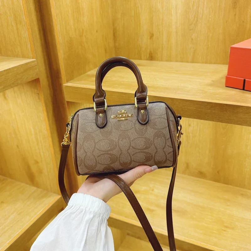 حقيبة كتف نسائية عصرية لعام 2025 مصنوعة من الجلد الطبيعي - حزام قابل للتعديل وتصميم واسع ومظهر أنيق