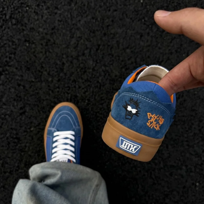 Unisex Americanstyle Retro Lowtop Skate Shoes, Dark Blue With Coffee Sole, Pompom Embroidery On Heel, Niche Fashion Casual Sn