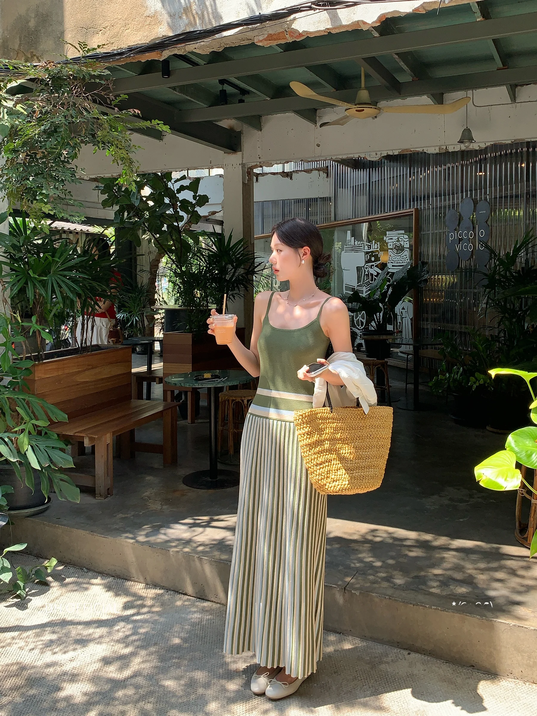 

Летнее платье с крупным цветочным принтом, завышенной талией, драпировкой, приталенное, А-силуэт, с эффектом текстуры, на тонких бретелях, контрастных цветов, подчеркивающее фигуру