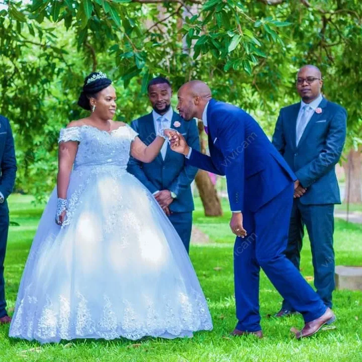 Maßgeschneiderte modische schulterfreie Brautkleider mit Herzausschnitt und Hofschleppe, Spitzenroben de Soirée, Ballkleid-Brautkleider