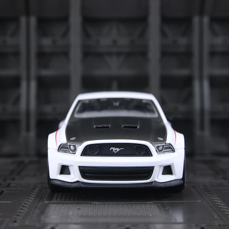 Maisto - Modelo de Coche Ford Mustang de Aleación a Escala 1:24, Puertas y Capó que se Pueden Abrir, Adorno de Coche Estático, Regalo