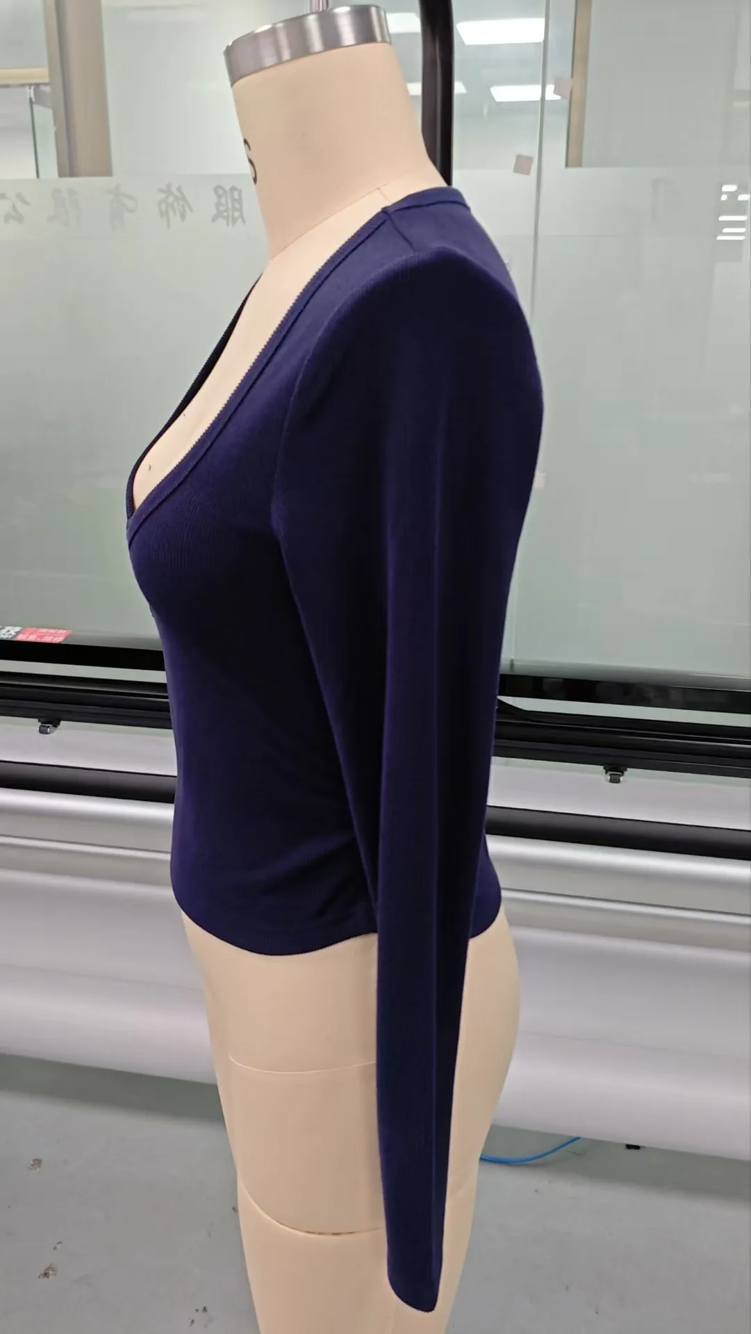 2025 Herbst Winter Neue Mode Damen Tops T-Shirt V-Ausschnitt aushöhlen Sexy und modische Slim Fit Langarm Y2k Kleidung – Detail 3