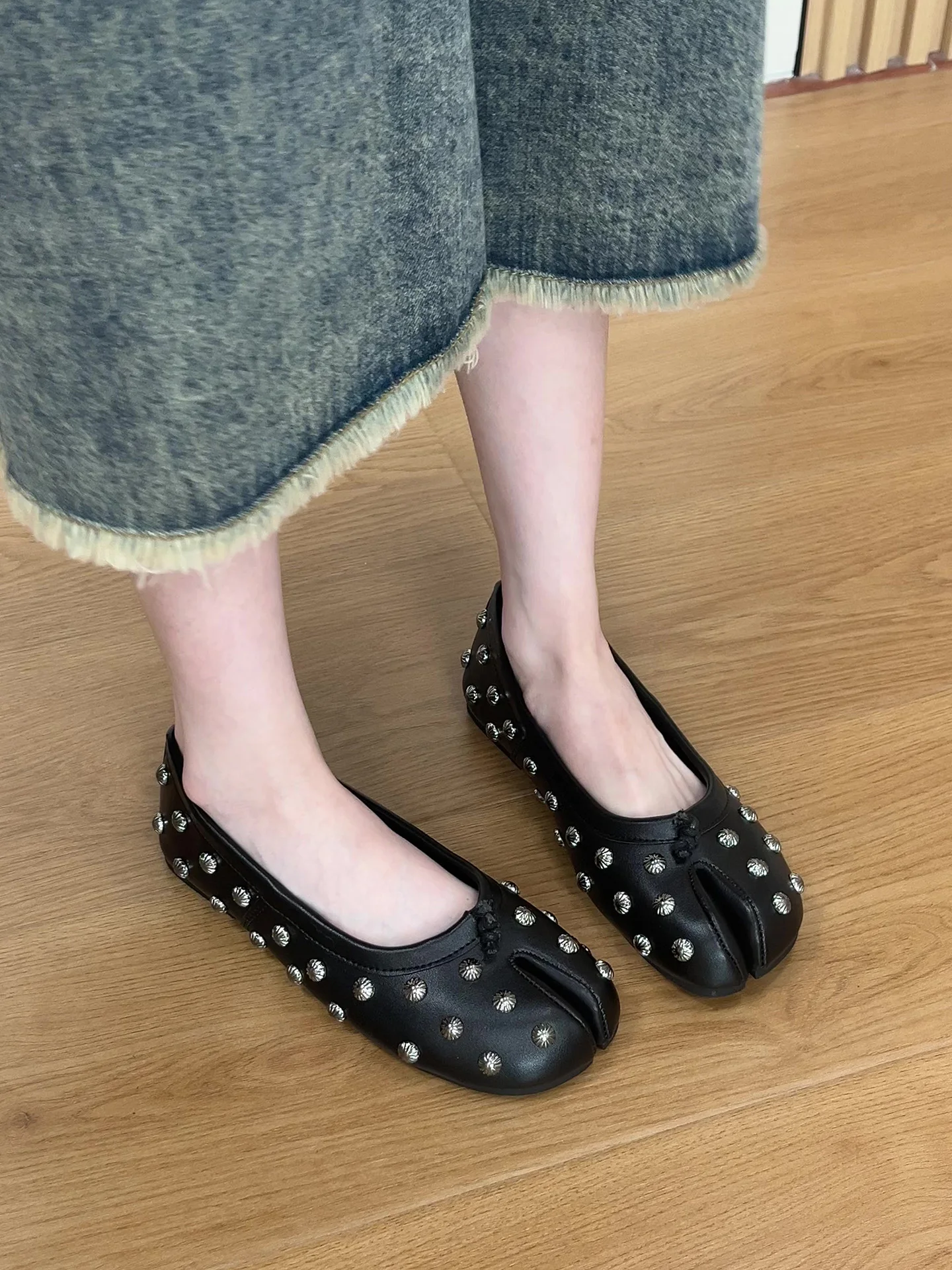 ballerine-da-donna-stile-punk-con-rivetti-e-punta-divisa-nuovo-design-unico-2026-scarpe-singole-in-pelle-nera-con-suola-piatta-alla-moda