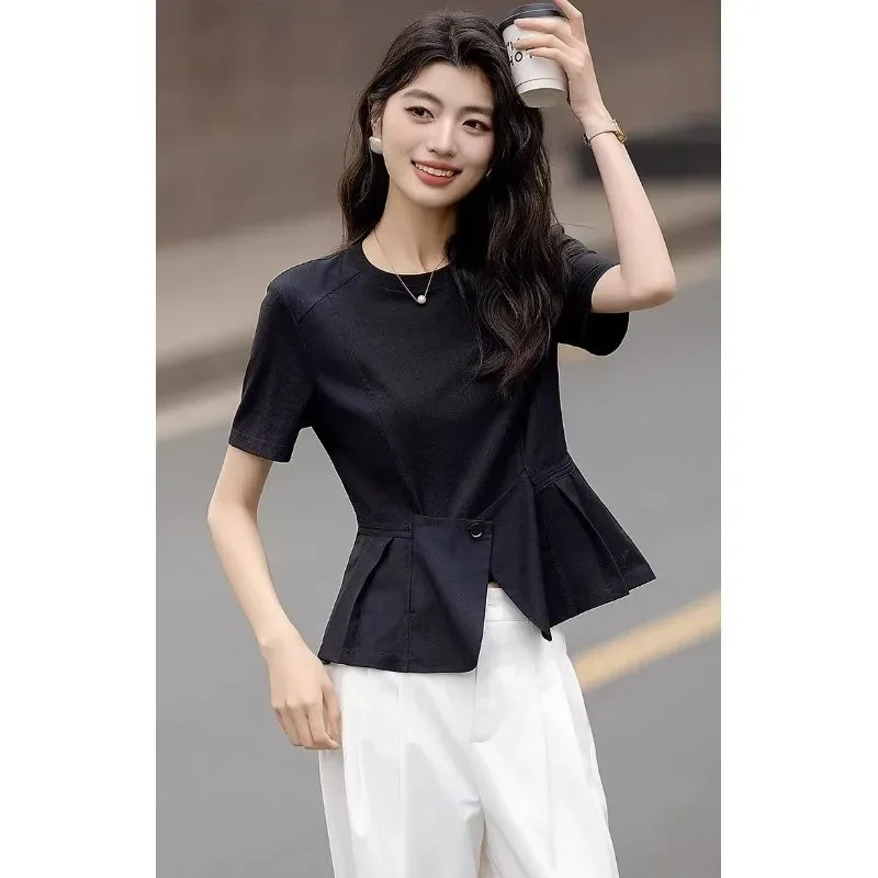 

Женская черная блузка с круглым вырезом, короткими рукавами, пэплумом на талии и асимметричным подолом, приталенного кроя