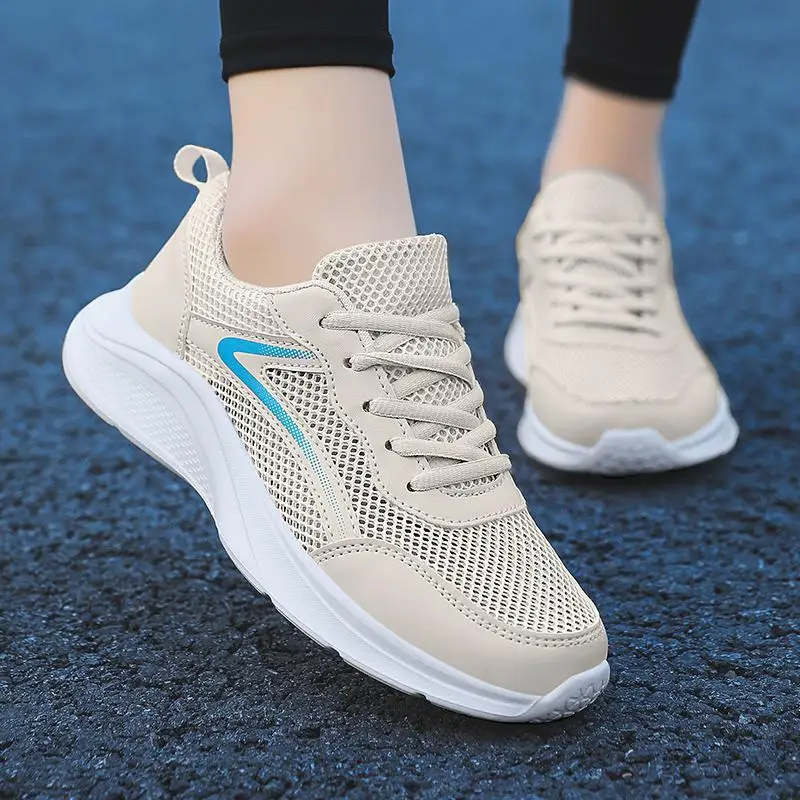 Zapatos informales de malla hueca para mujer, zapatillas ligeras suaves y transpirables, zapatillas planas con plataforma para viaje deportivo, tendencia coreana, verano, 2024